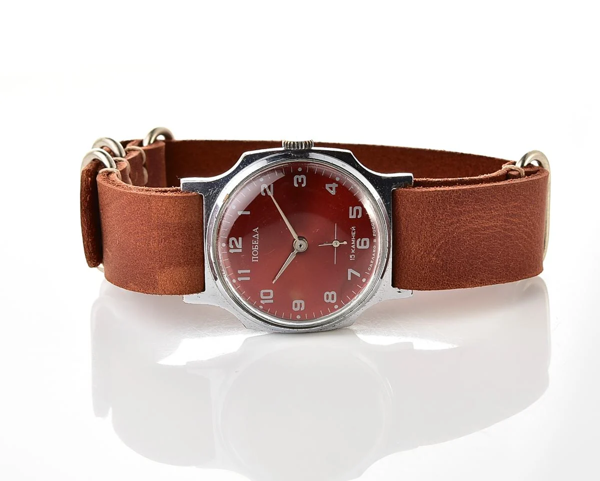 Vintage Pobeda mechanical watch, ZiM factory – red sunburst dial with small seconds, from the 1990s - Image 9