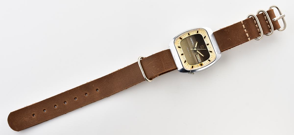 Large soviet POLJOT 3050 vintage wristwatch with automatic quartz movement