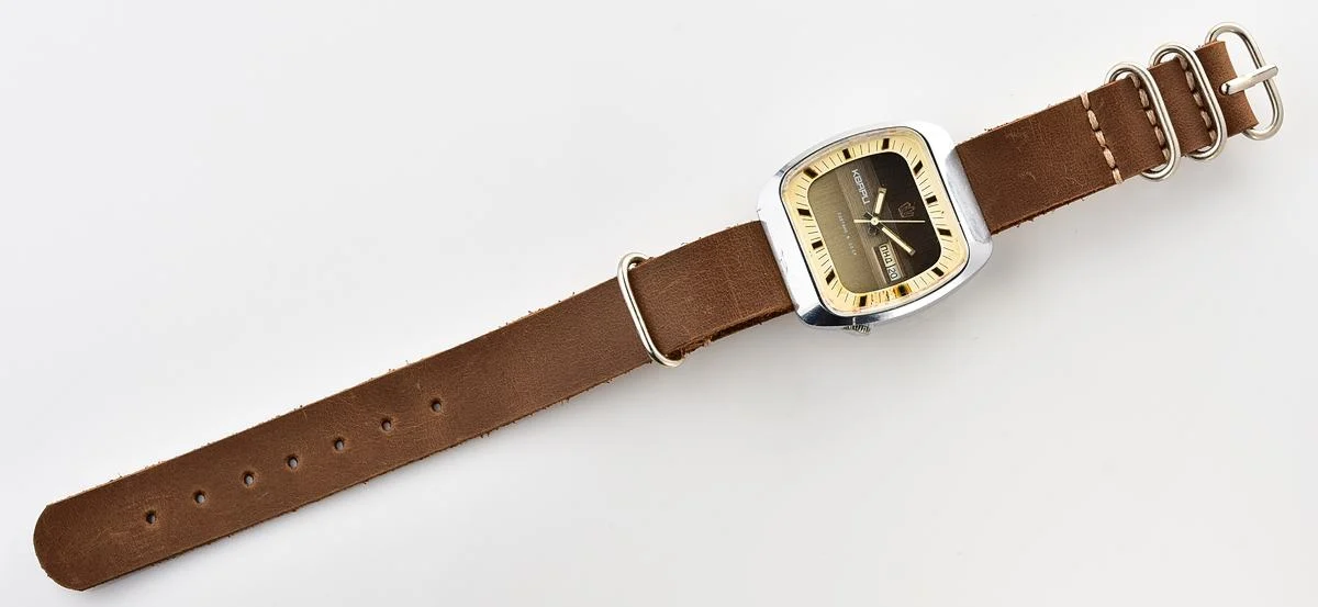 Large Soviet Poljot 3050 vintage wristwatch with quartz movement