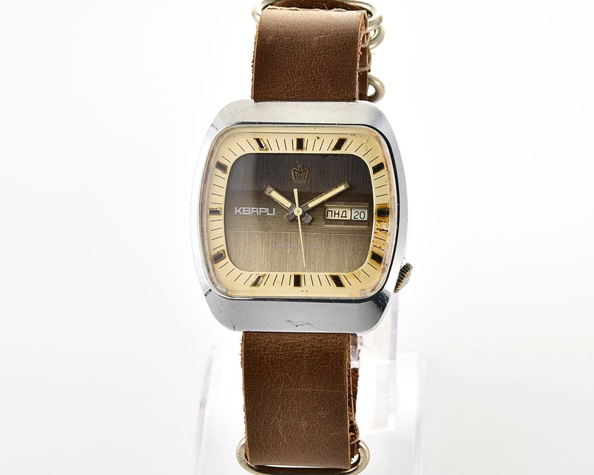 Large Soviet Poljot 3050 vintage wristwatch with quartz movement