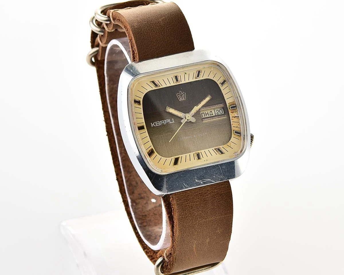 Large Soviet Poljot 3050 vintage wristwatch with quartz movement