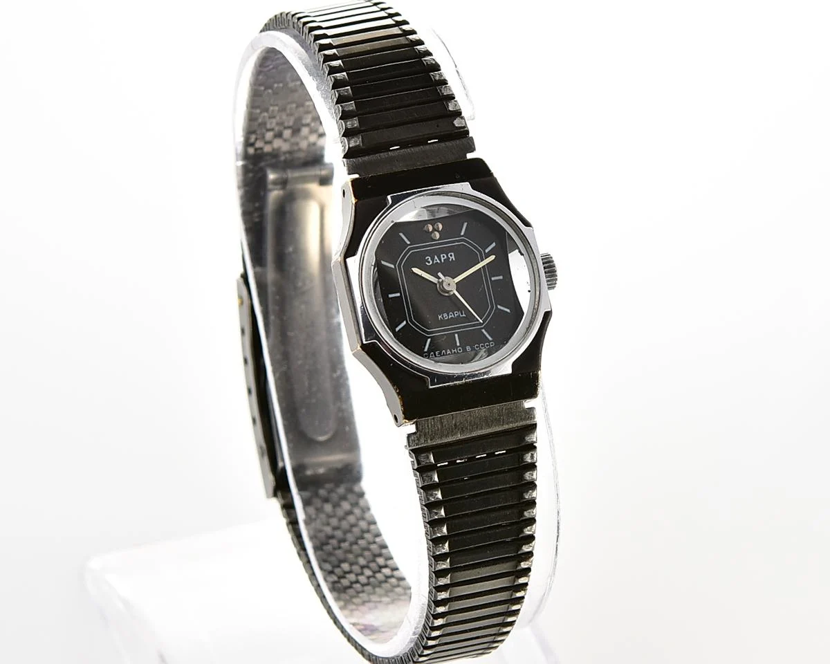 Vintage Zaria wristwatch for ladies with quartz movement
