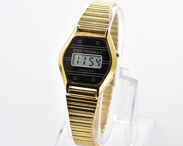 Digital vintage USSR wristwatch Electronika-5 with stainless steel bracelet for ladies
