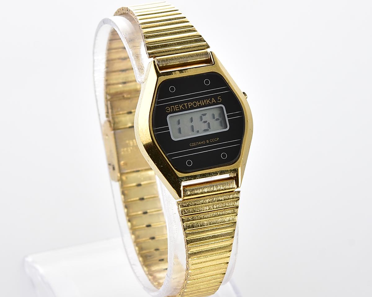 Digital vintage USSR wristwatch Electronika-5 with stainless steel bracelet for ladies
