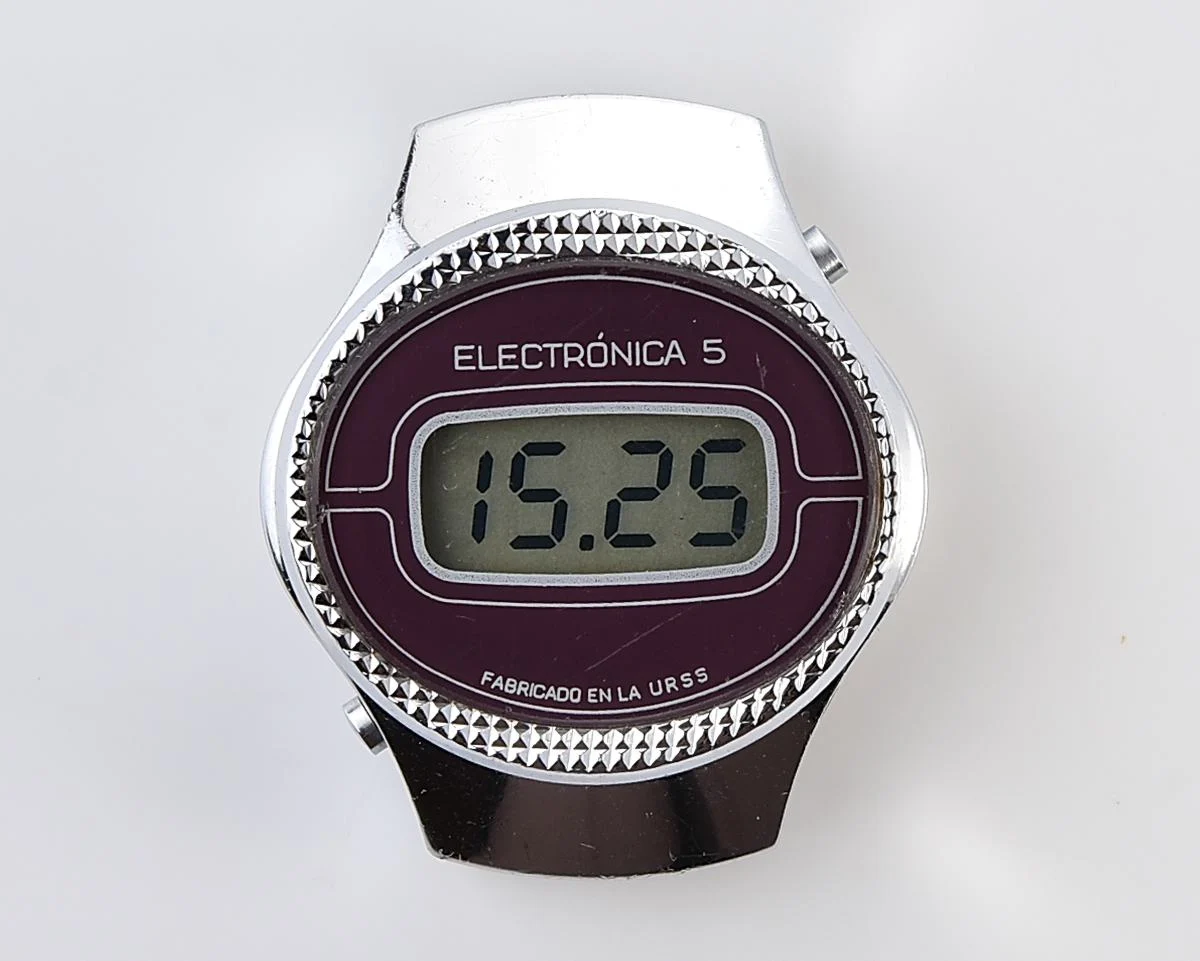 Digital vintage USSR ladies wristwatch Electronika-5 with ornate stainless steel bracelet - for Spanish speaking world!