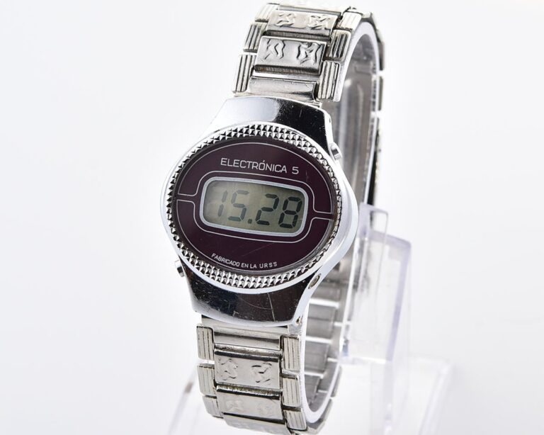 Digital vintage USSR ladies wristwatch Electronika-5 with ornate stainless steel bracelet - for Spanish speaking world!
