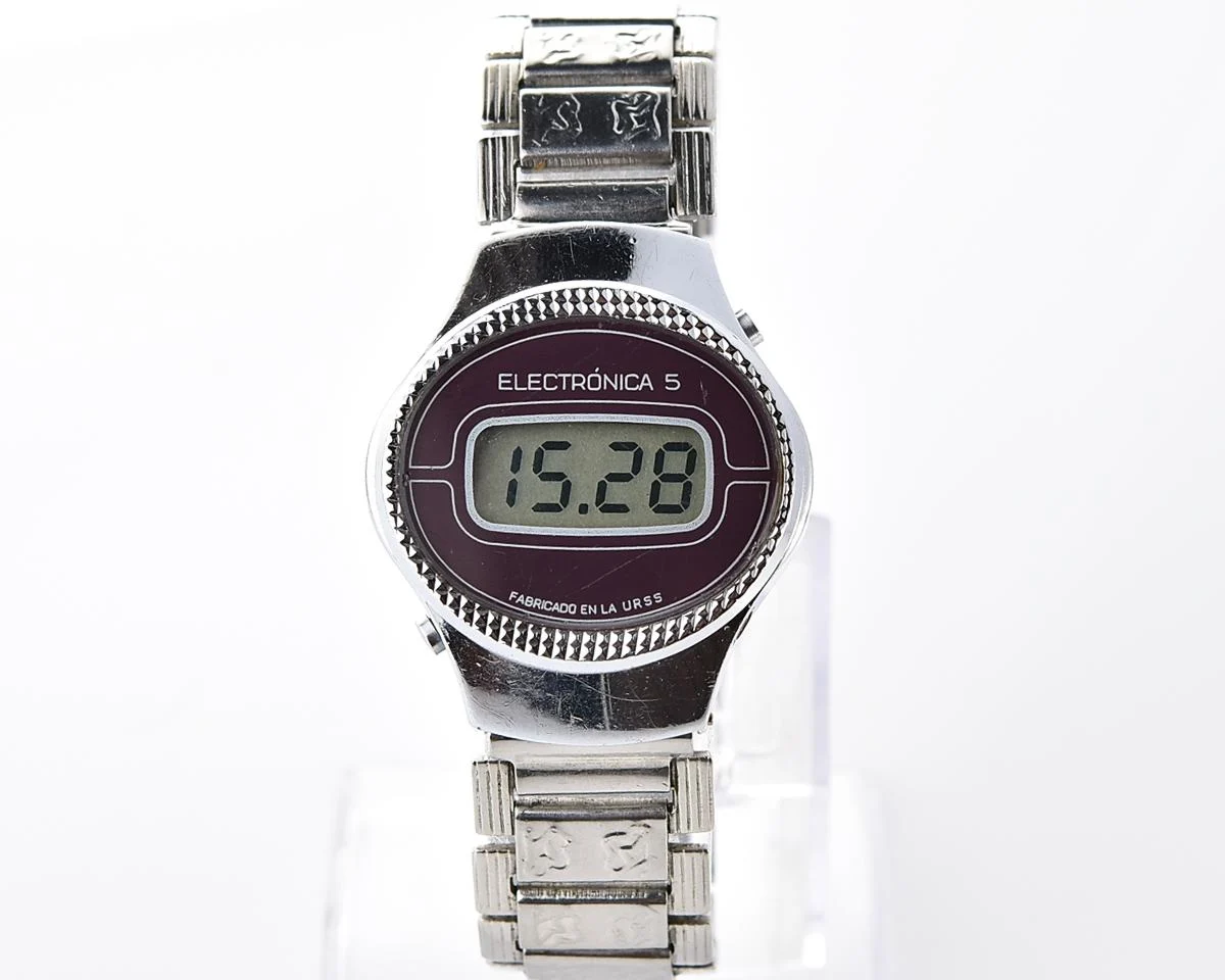 Digital vintage USSR ladies wristwatch Electronika-5 with ornate stainless steel bracelet - for Spanish speaking world!