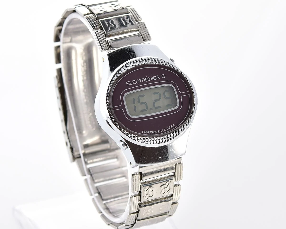 Digital vintage USSR ladies wristwatch Electronika-5 with ornate stainless steel bracelet - for Spanish speaking world!