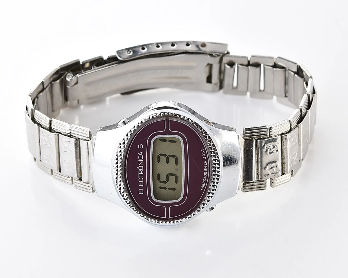 Digital vintage USSR ladies wristwatch Electronika-5 with ornate stainless steel bracelet - for Spanish speaking world!