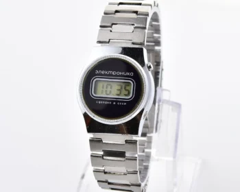 Digital vintage USSR ladies wristwatch Electronika-5 with stainless steel bracelet