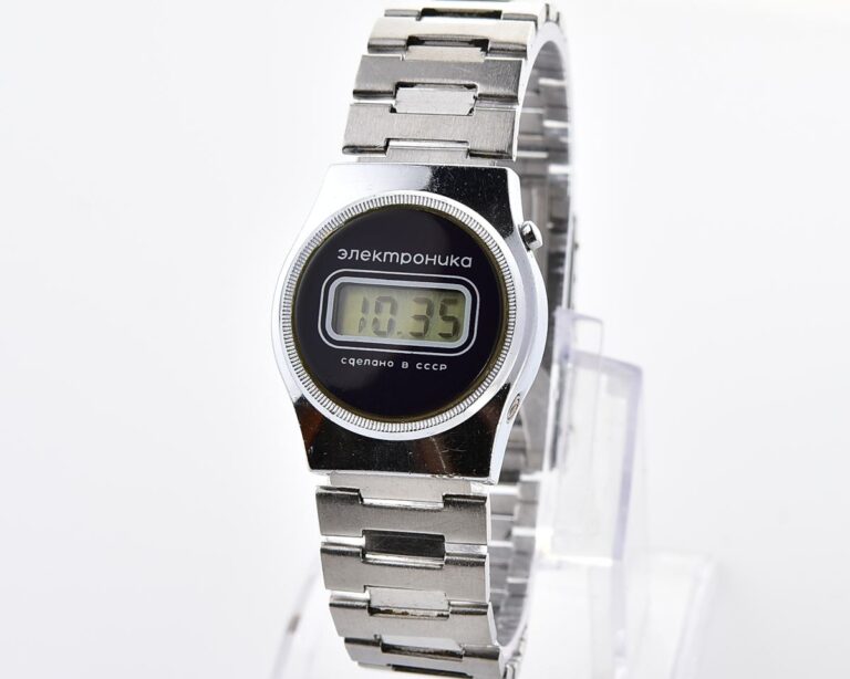 Digital vintage USSR ladies wristwatch Electronika-5 with stainless steel bracelet