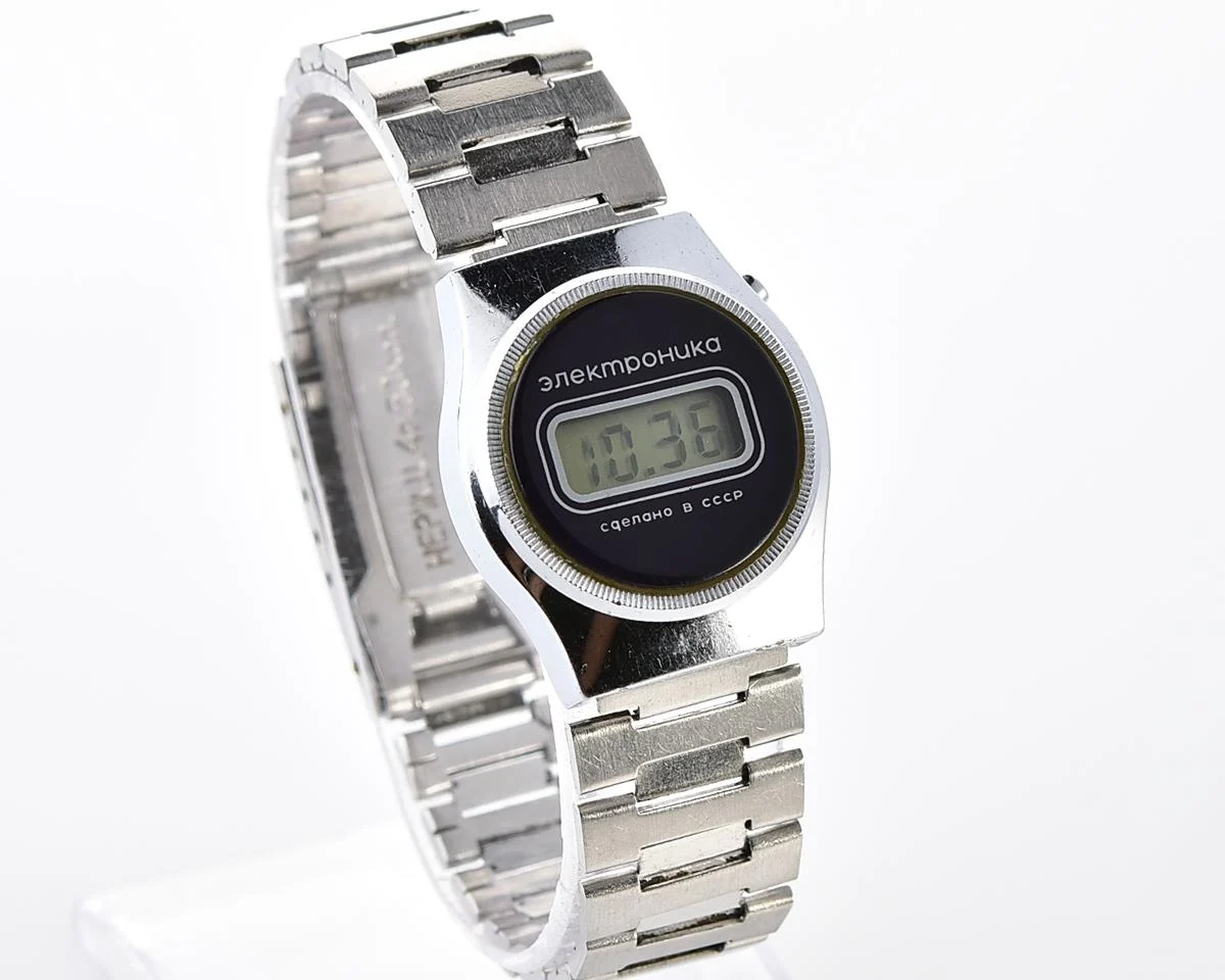 Digital vintage USSR ladies wristwatch Electronika-5 with stainless steel bracelet