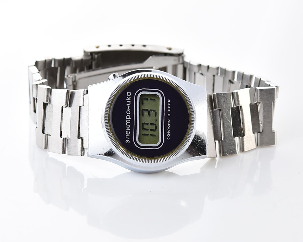 Digital vintage USSR ladies wristwatch Electronika-5 with stainless steel bracelet