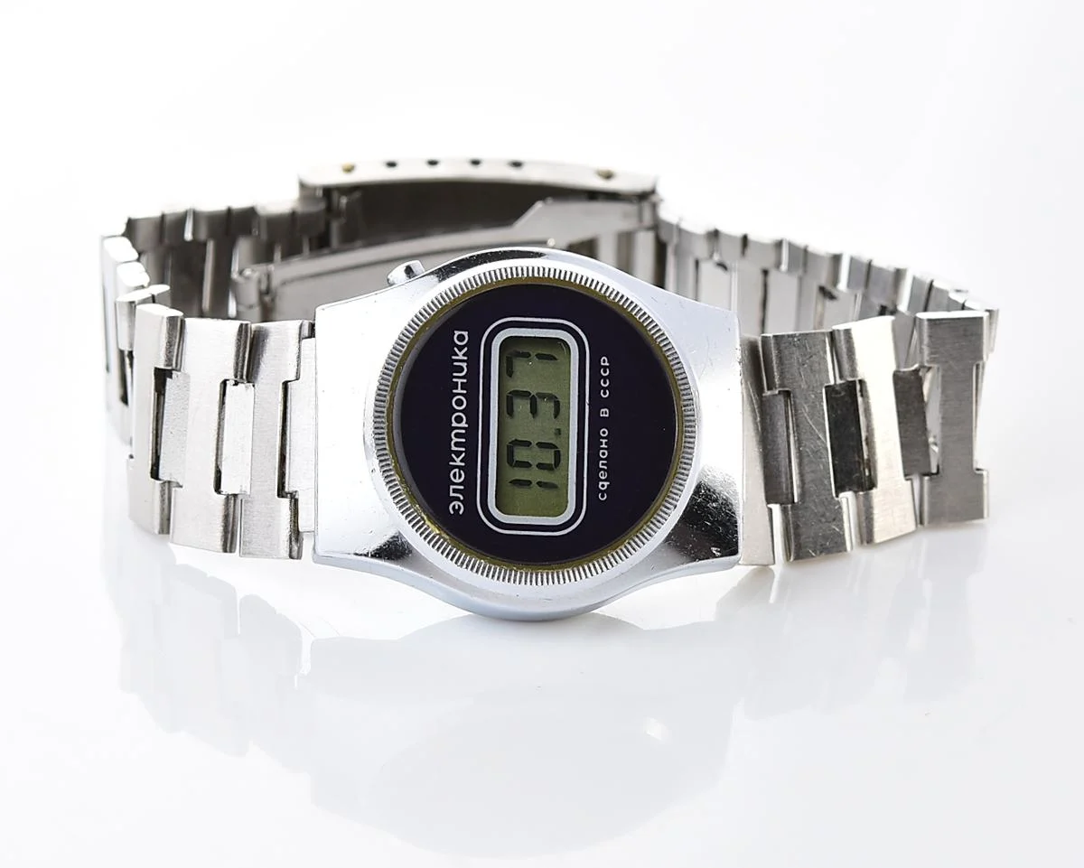 Digital vintage USSR ladies wristwatch Electronika-5 with stainless steel bracelet
