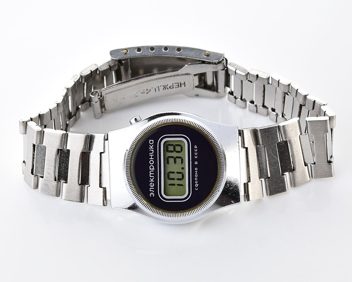 Digital vintage USSR ladies wristwatch Electronika-5 with stainless steel bracelet
