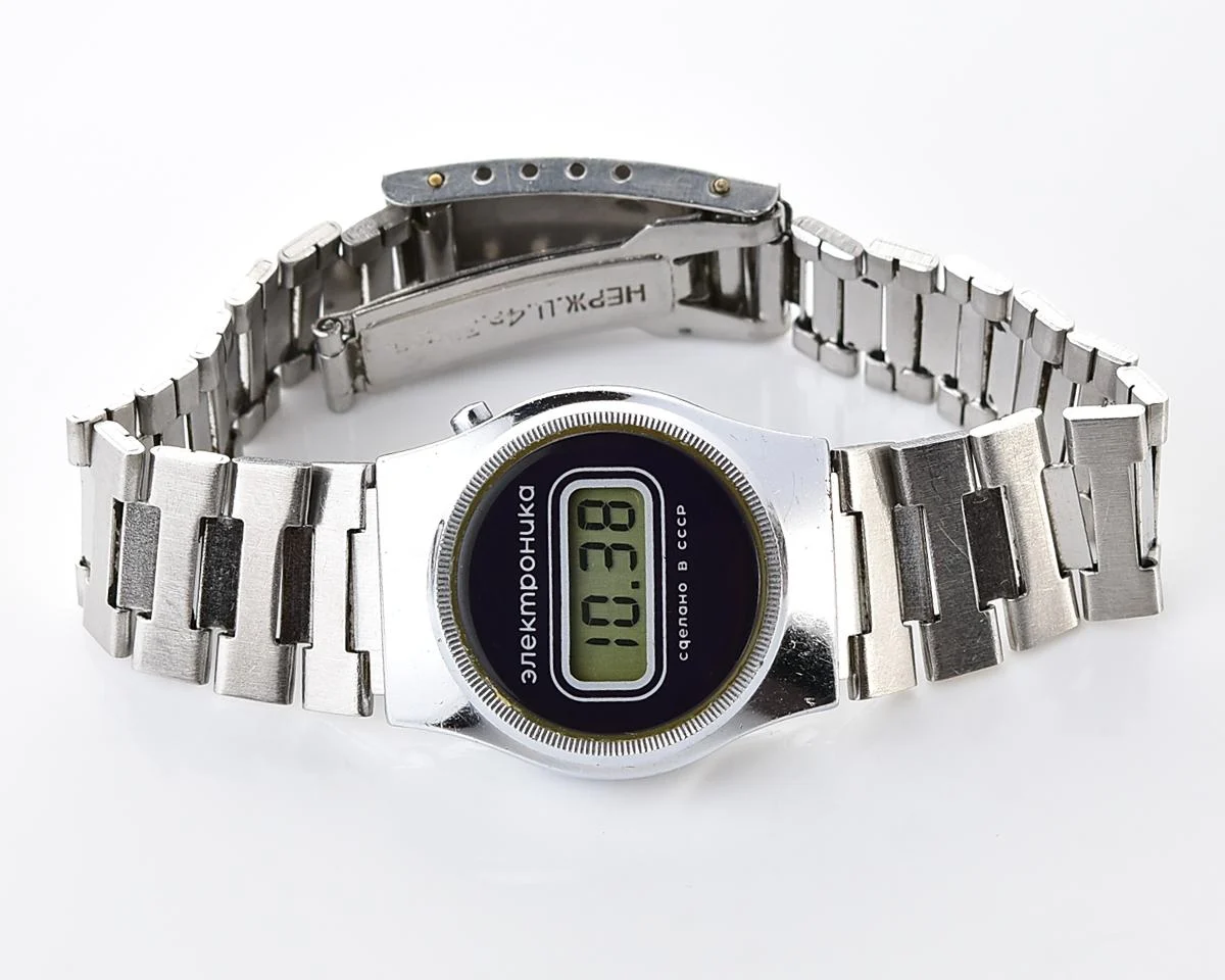 Digital vintage USSR ladies wristwatch Electronika-5 with stainless steel bracelet