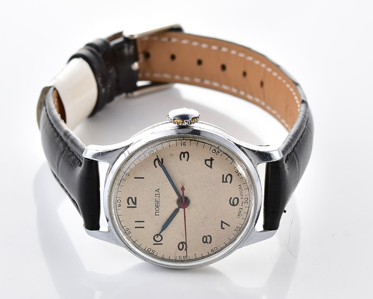 Excellent vintage POBEDA watch with central seconds hand and diamond shaped crown!