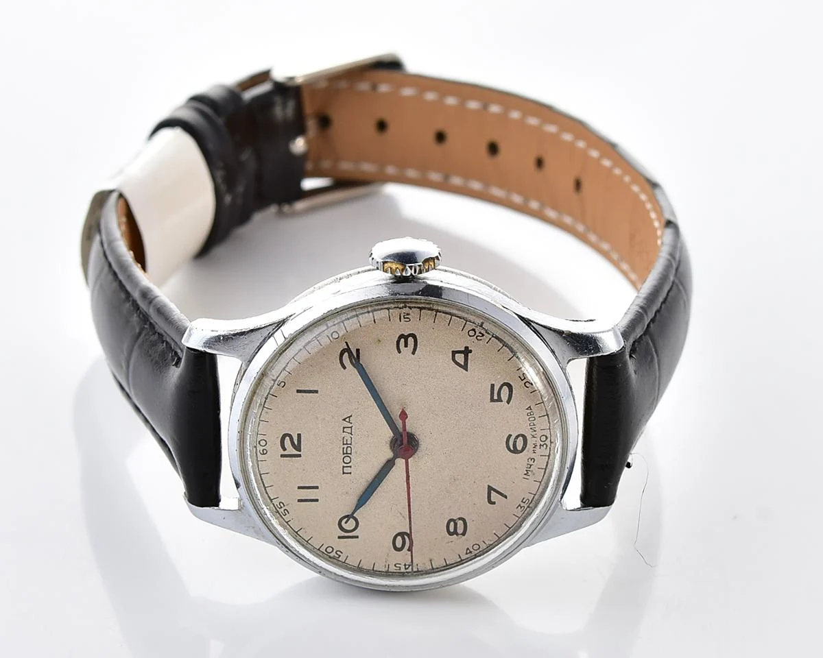 Excellent vintage Pobeda watch with central seconds hand and diamond shaped crown!