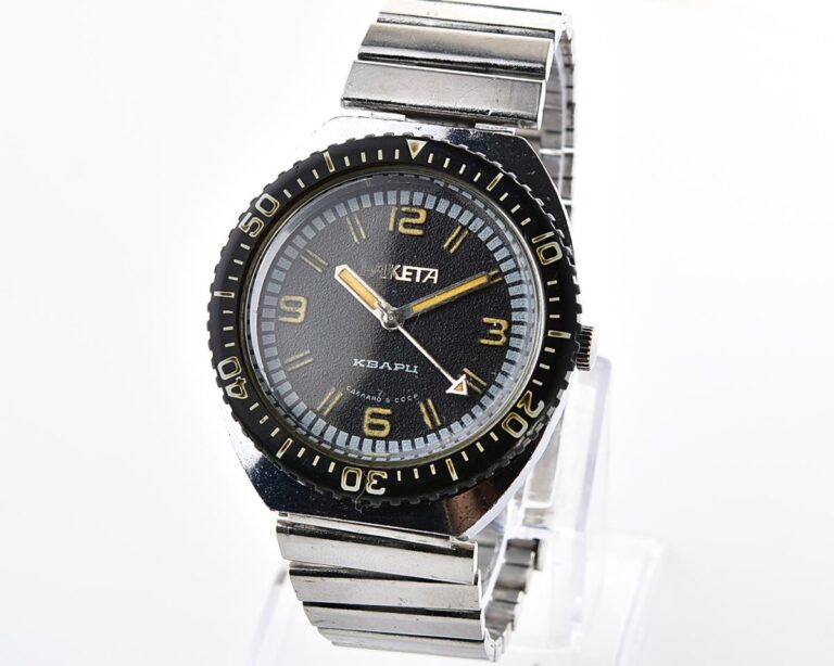 Vintage soviet RAKETA quartz watch with rotating bezel
