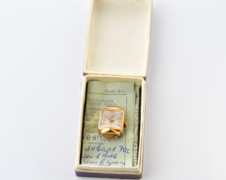 TIME CAPSULE:  ZARIA vintage wrist watch for ladies from November 1969 – with box & passport!