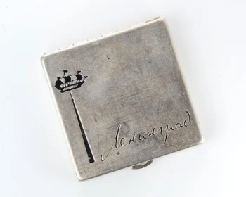 Vintage Soviet powder compact «Leningrad» – Admiralty spire & ship weathervane lid, silver-tone square compact with original puff