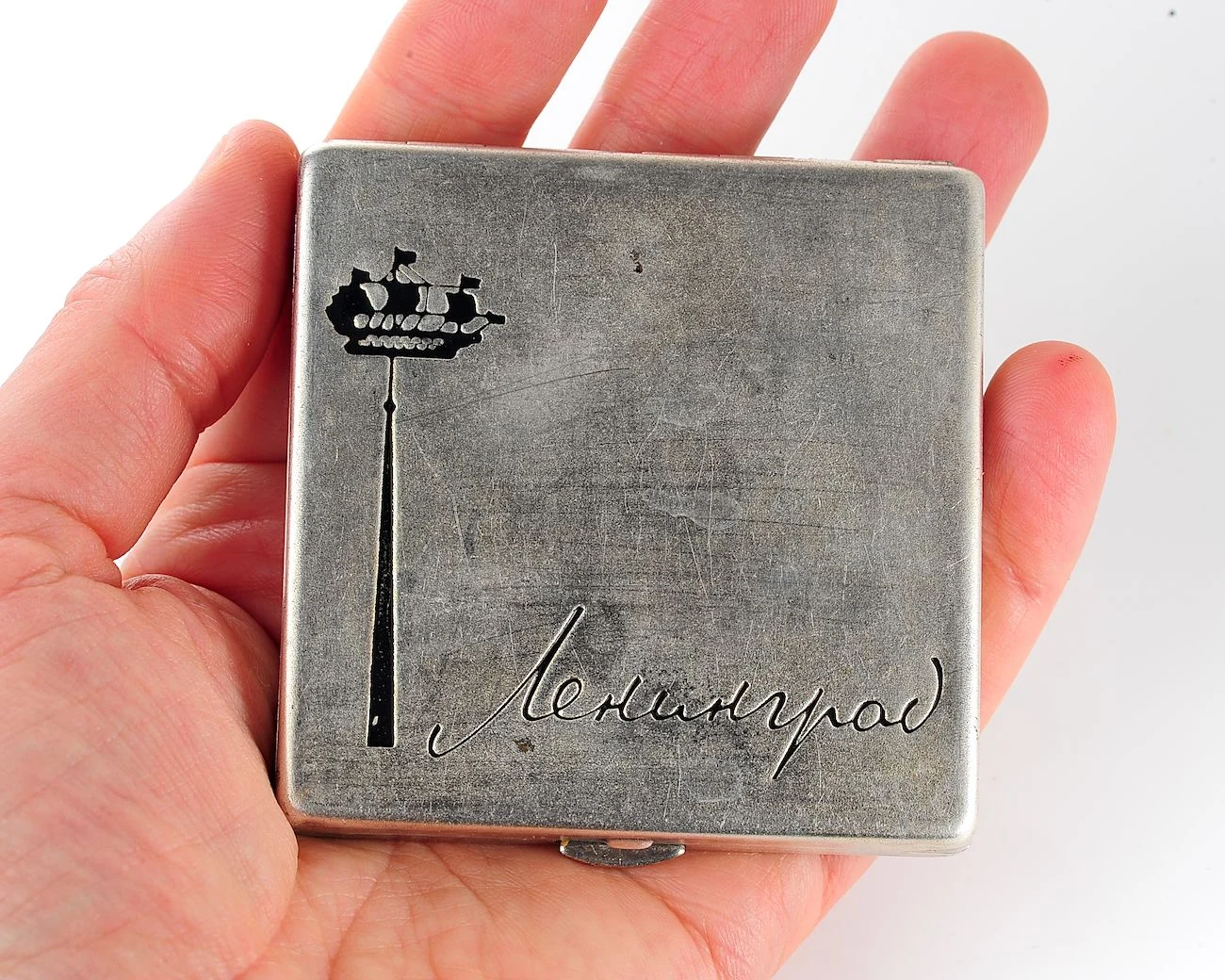 Vintage Soviet powder compact «Leningrad» – Admiralty spire & ship weathervane lid, silver-tone square compact with original puff - Image 4