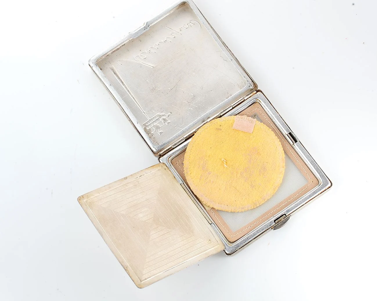 Vintage Soviet powder compact «Leningrad» – Admiralty spire & ship weathervane lid, silver-tone square compact with original puff - Image 10