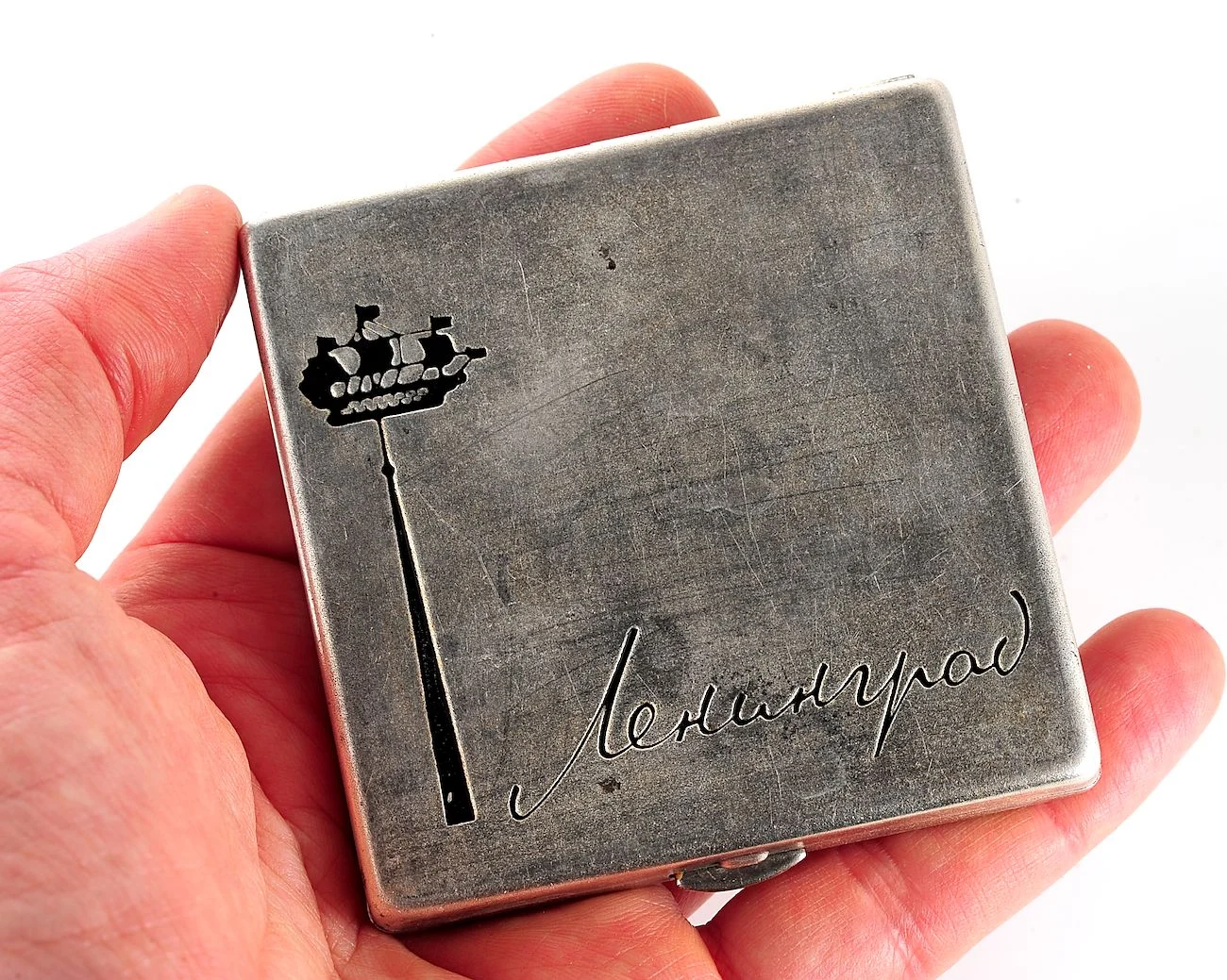 Vintage Soviet powder compact «Leningrad» – Admiralty spire & ship weathervane lid, silver-tone square compact with original puff - Image 2