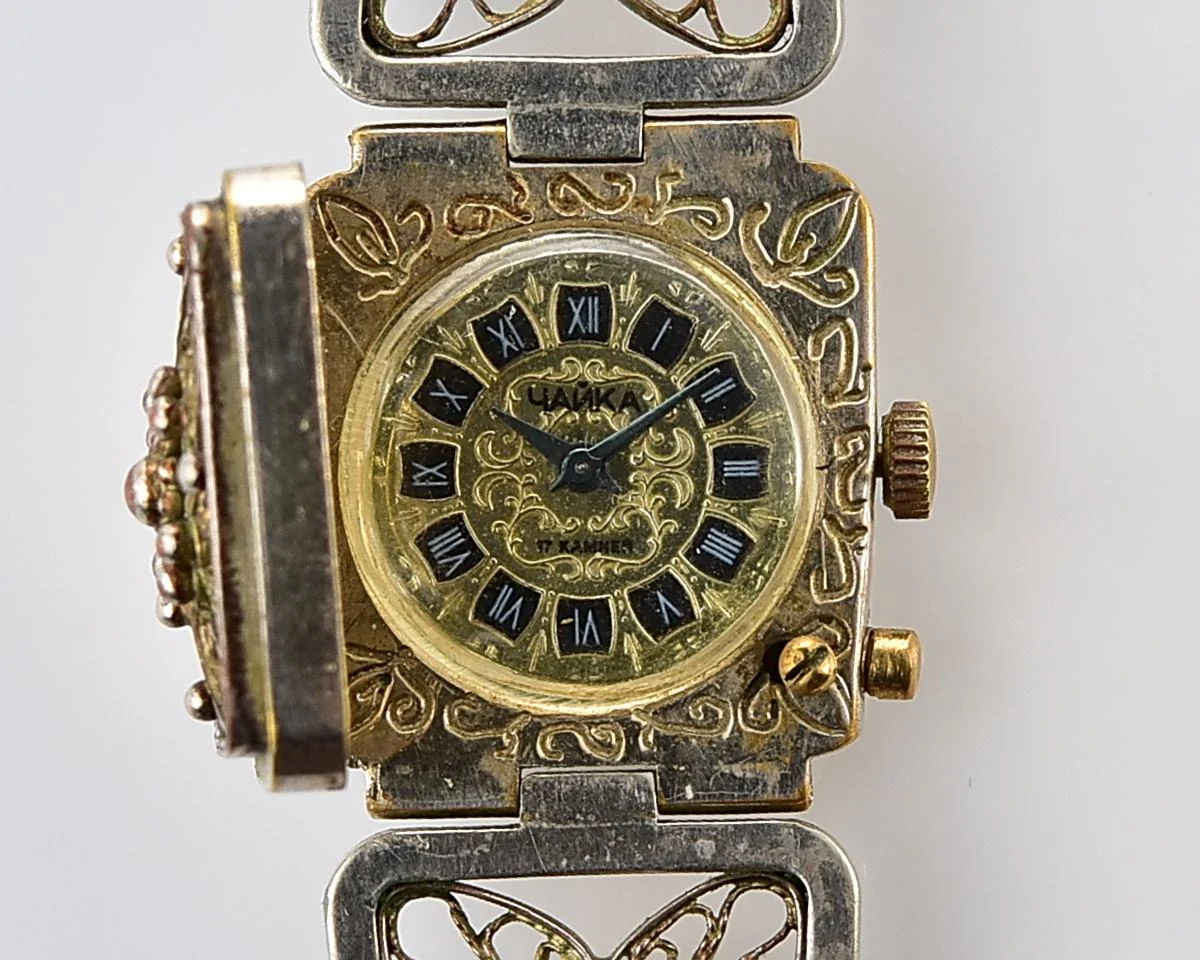 Chaika vintage wristwatch for ladies with stylish integral metal bracelet