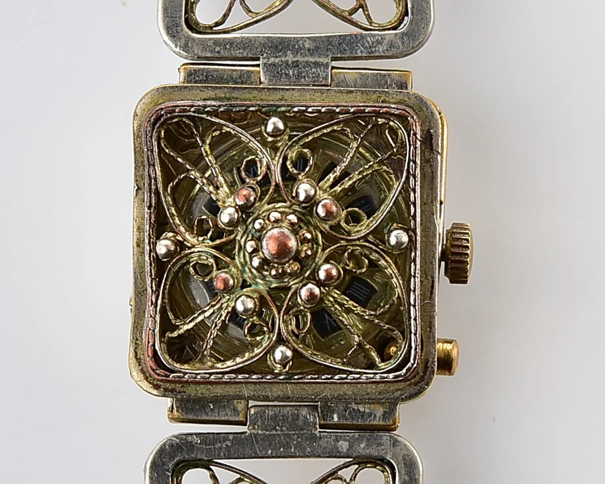 Chaika vintage wristwatch for ladies with stylish integral metal bracelet