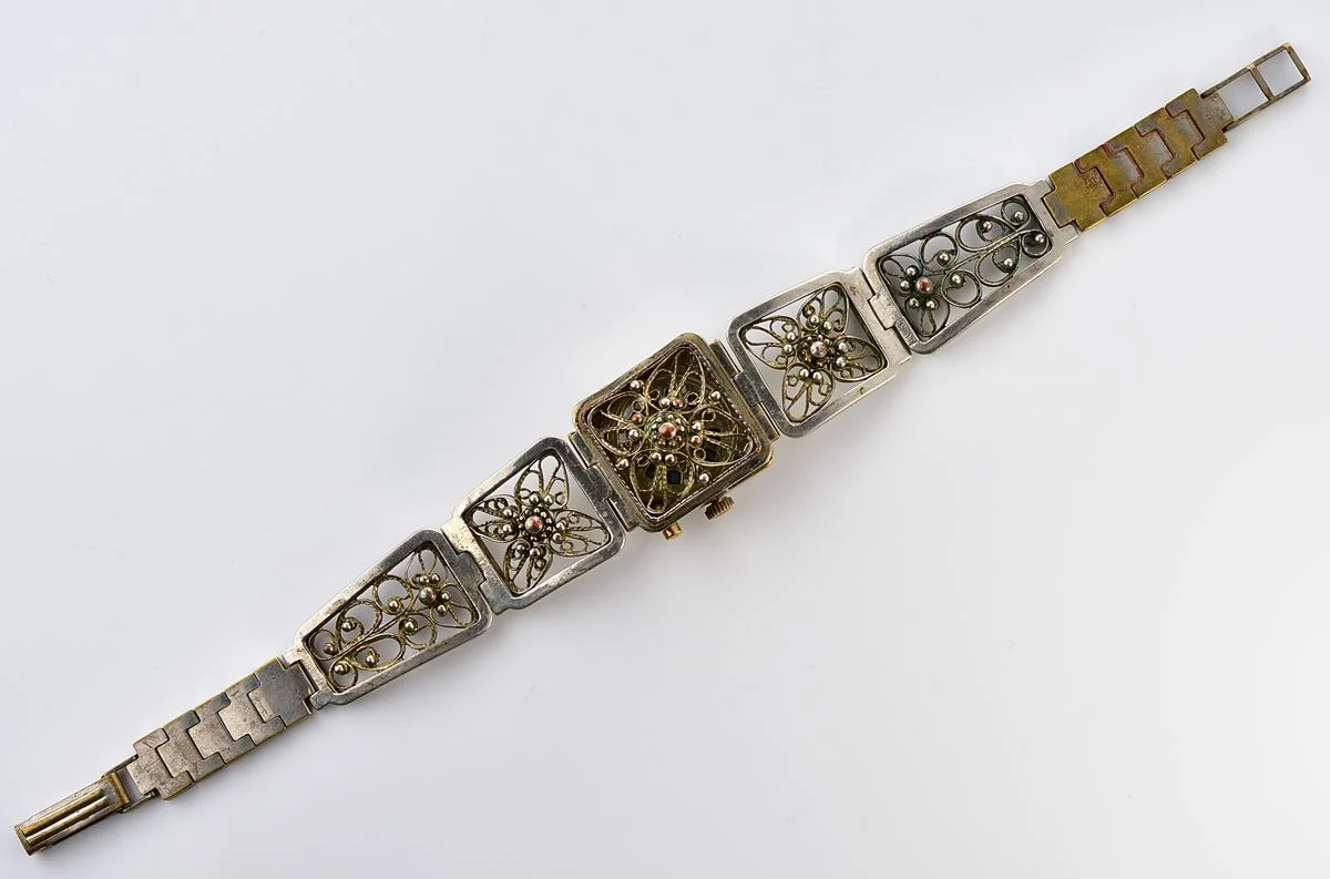 Chaika vintage wristwatch for ladies with stylish integral metal bracelet