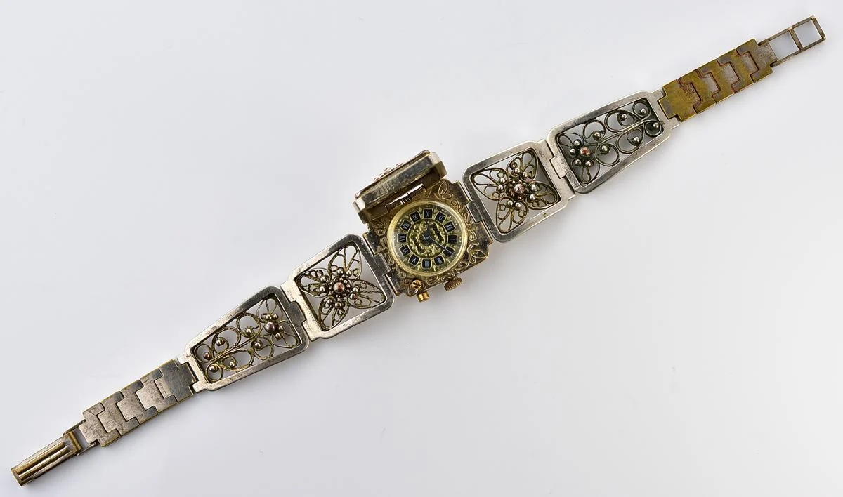 Chaika vintage wristwatch for ladies with stylish integral metal bracelet