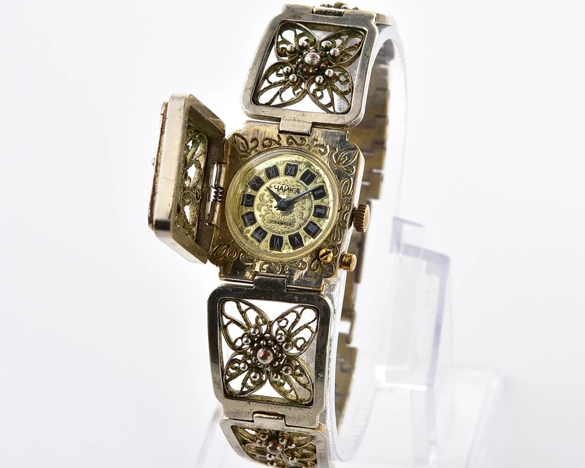 Chaika vintage wristwatch for ladies with stylish integral metal bracelet