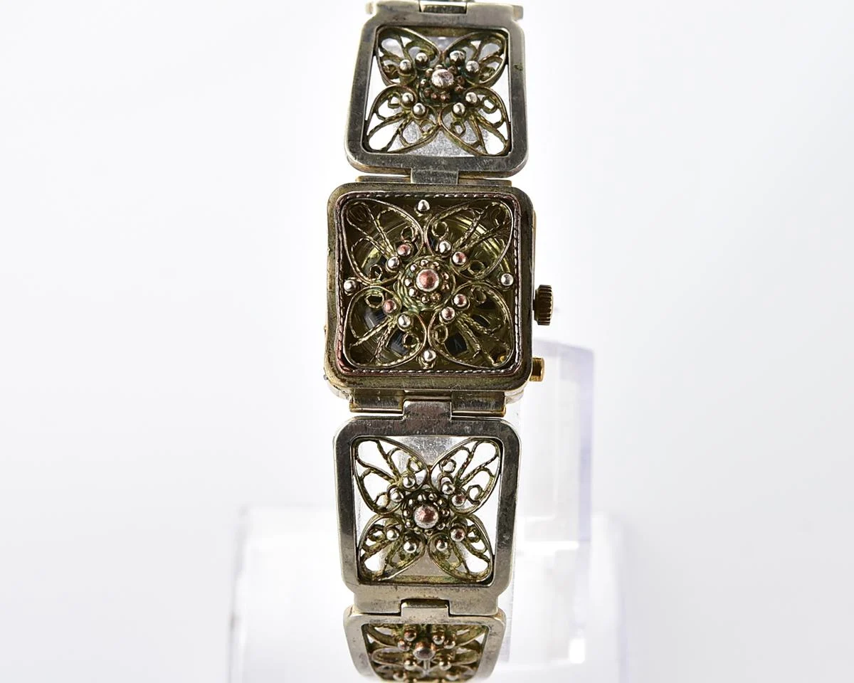 Chaika vintage wristwatch for ladies with stylish integral metal bracelet
