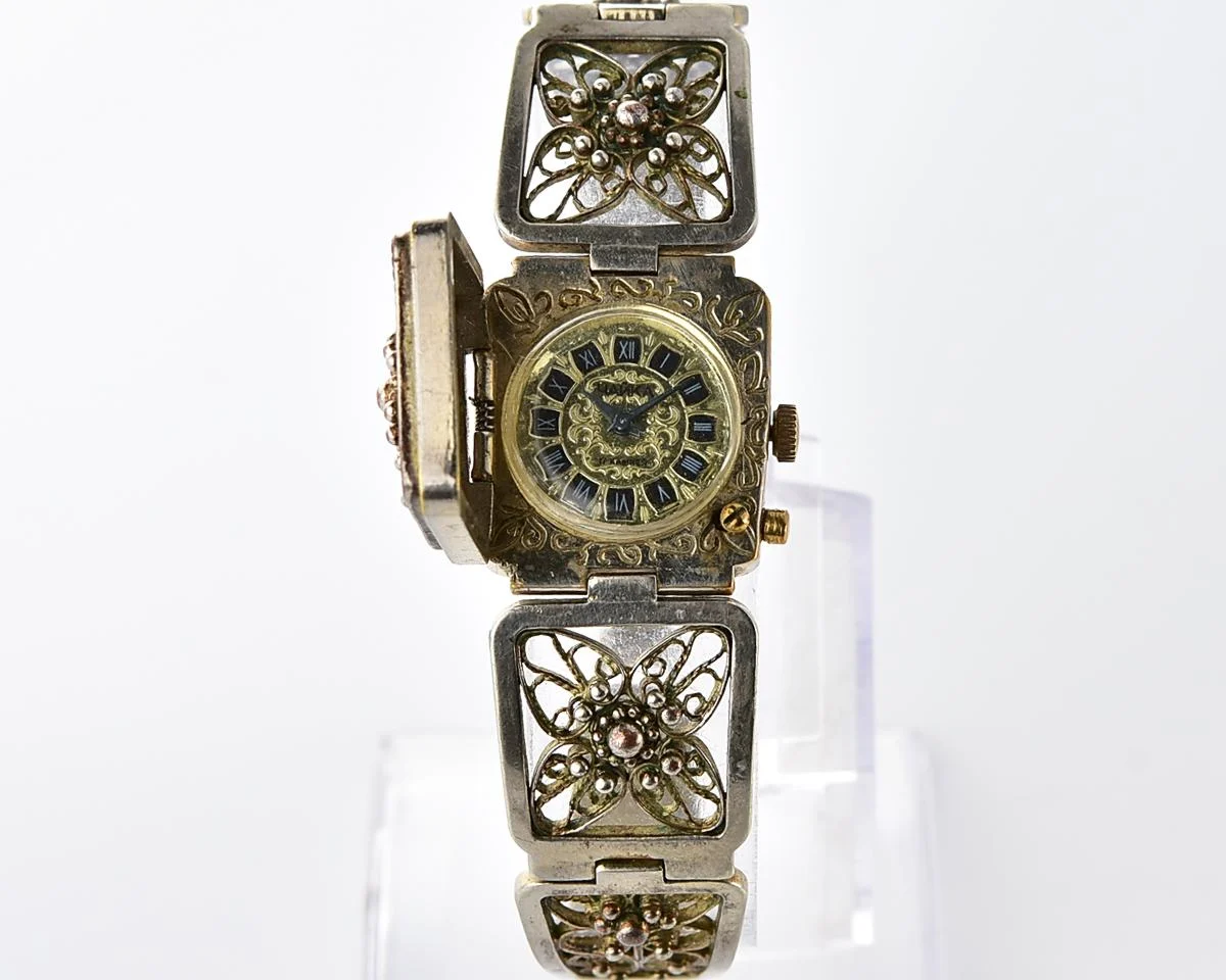 Chaika vintage wristwatch for ladies with stylish integral metal bracelet