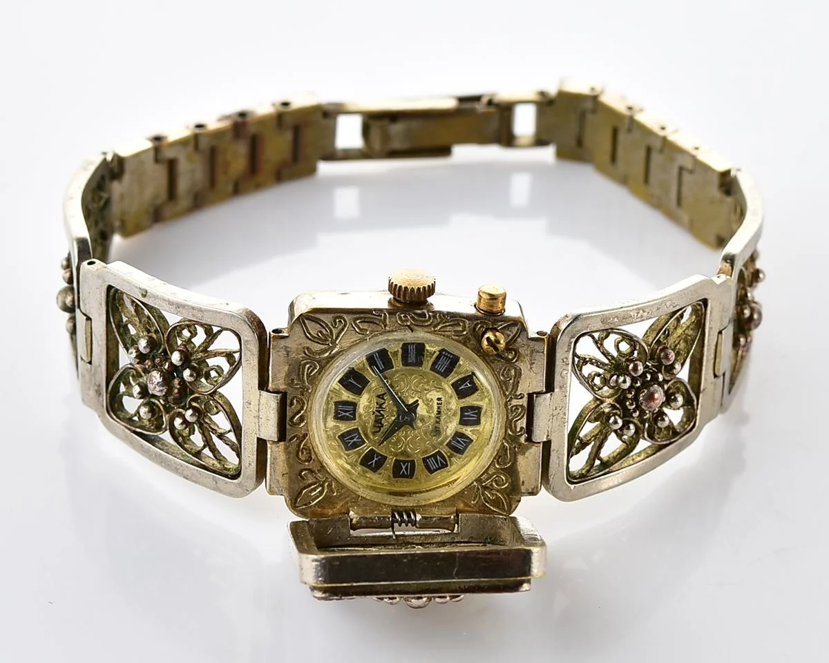 Chaika vintage wristwatch for ladies with stylish integral metal bracelet