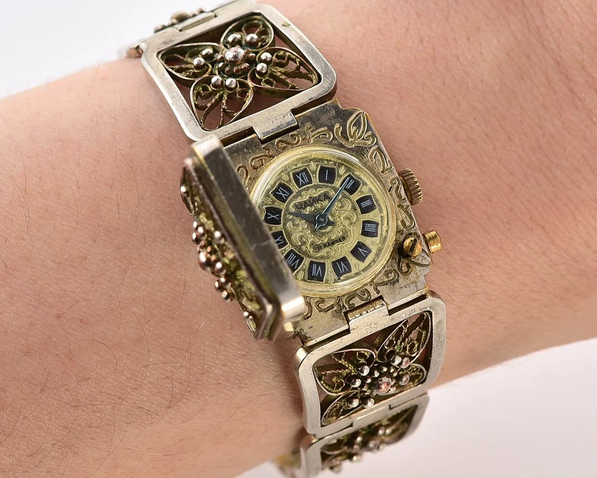 Chaika vintage wristwatch for ladies with stylish integral metal bracelet