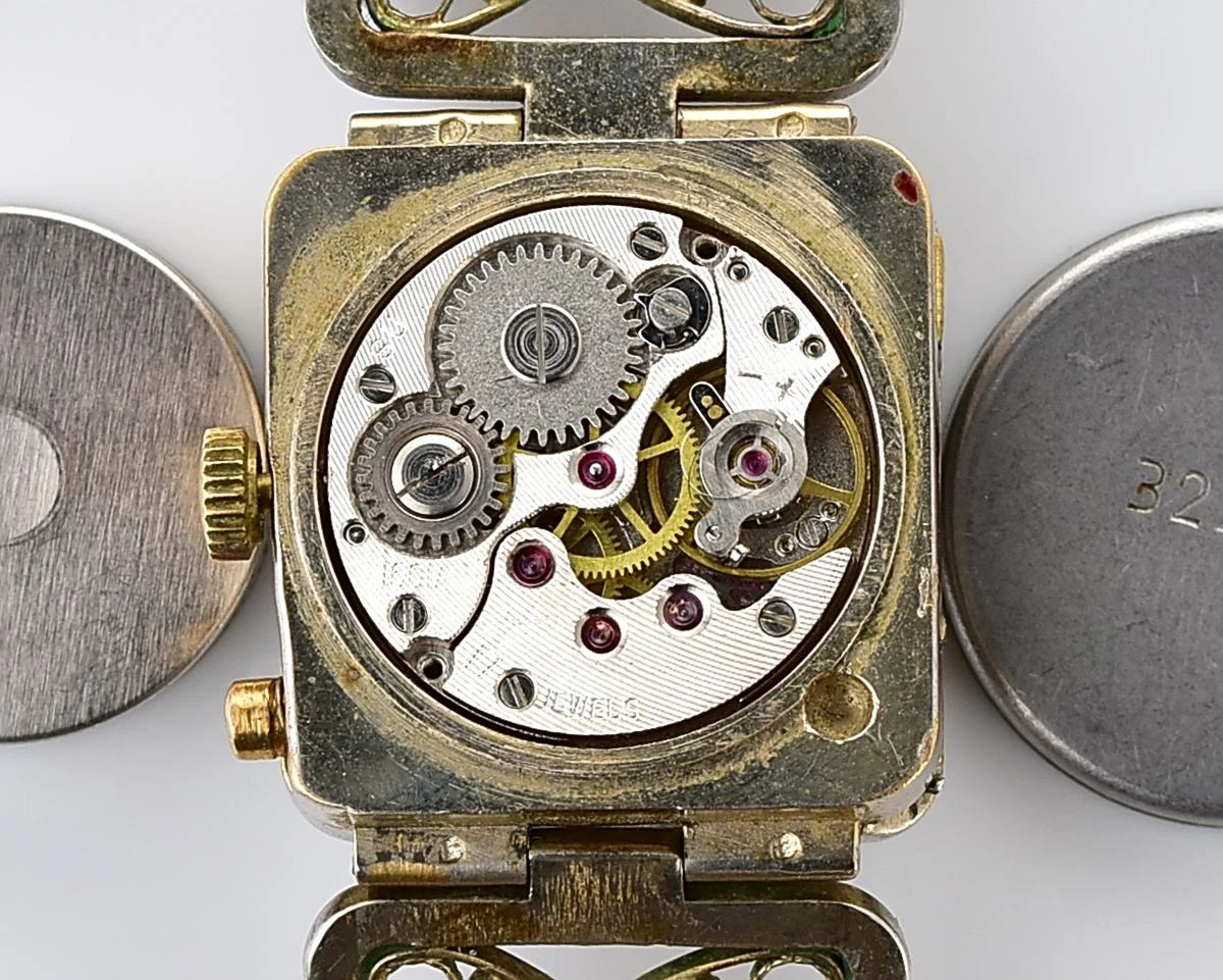 Chaika vintage wristwatch for ladies with stylish integral metal bracelet