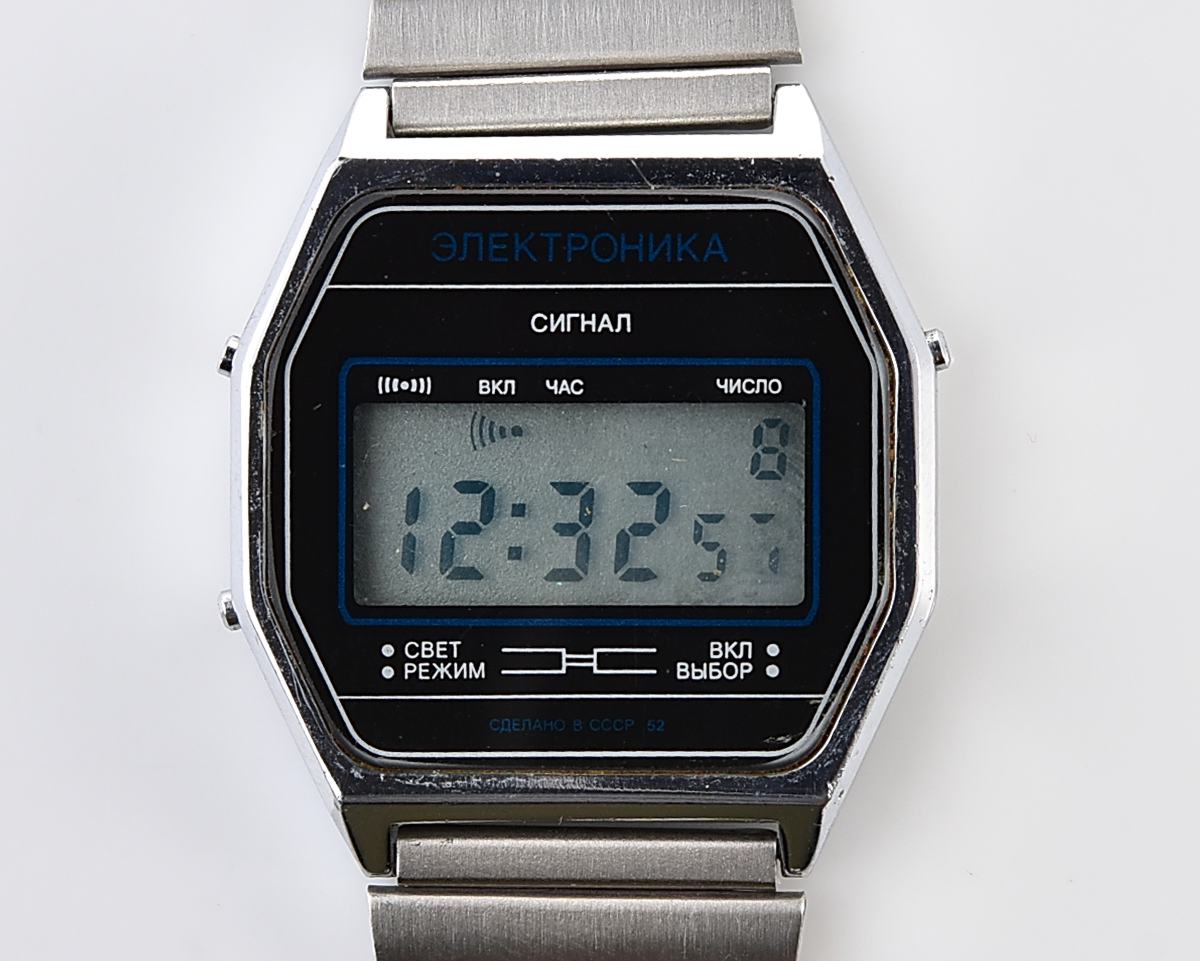 Digital vintage USSR wristwatch Electronika-52 with new stainless steel bracelet