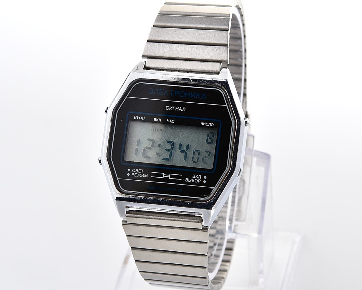 Digital vintage USSR wristwatch Electronika-52 with new stainless steel bracelet