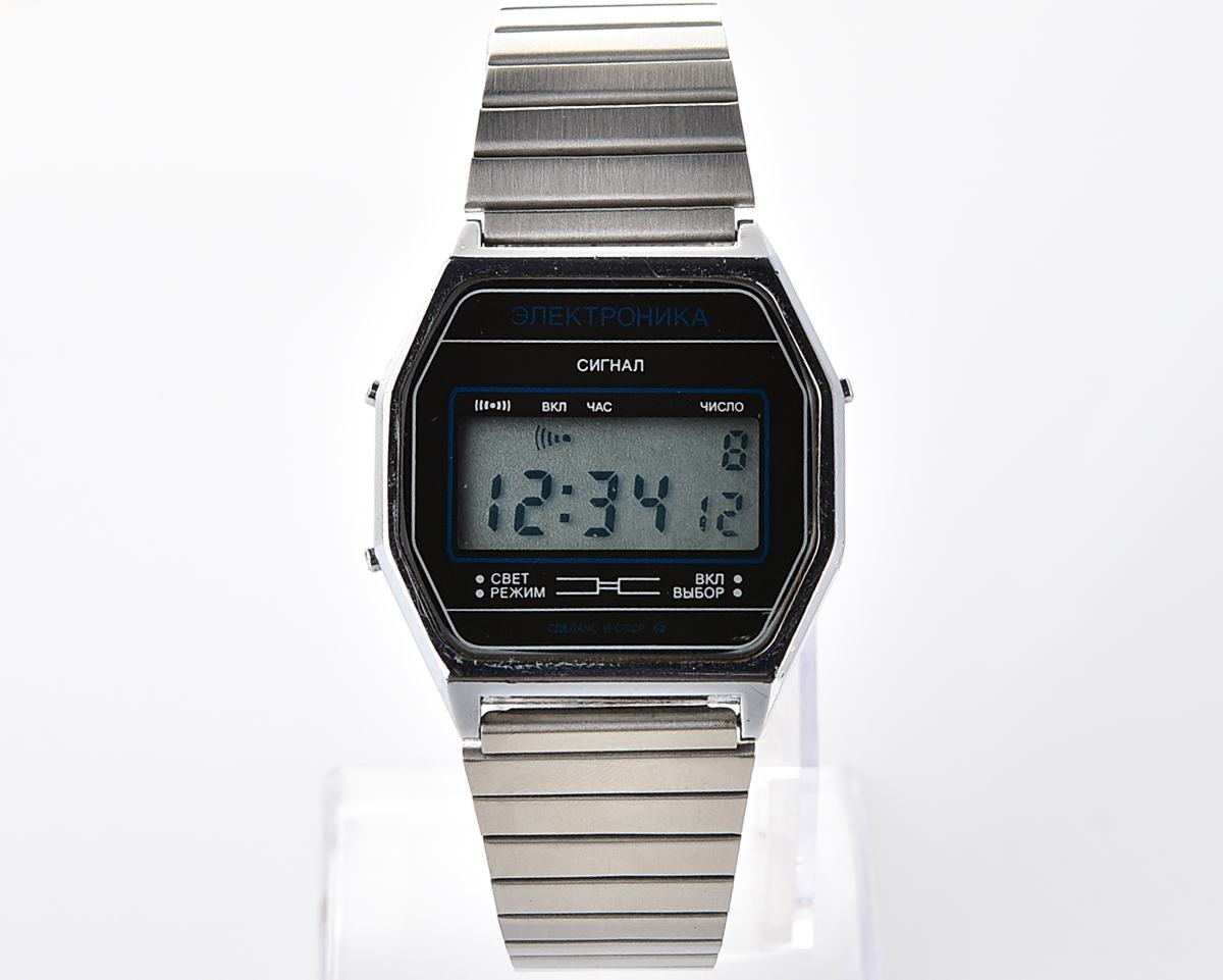 Digital vintage USSR wristwatch Electronika-52 with new stainless steel bracelet