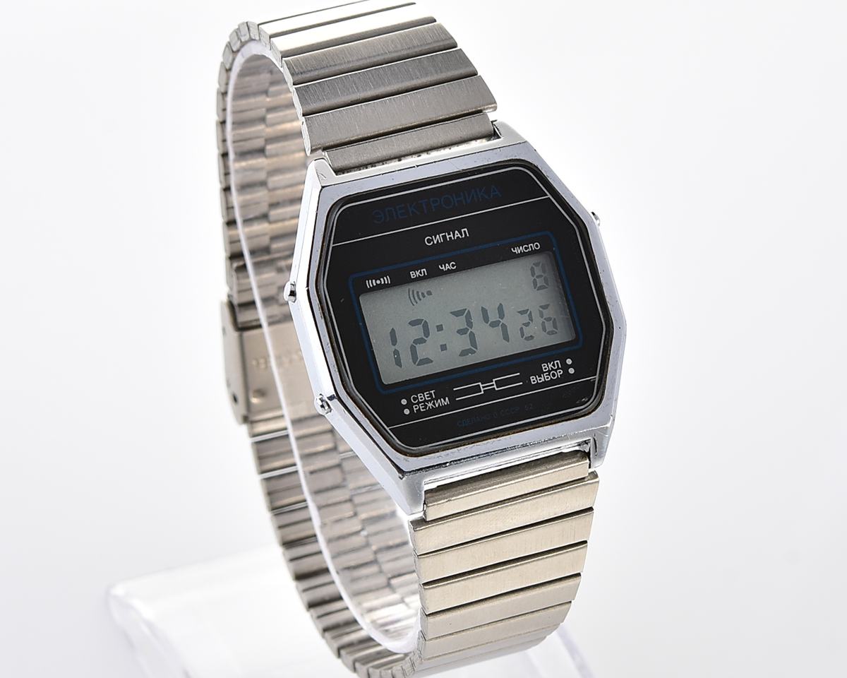 Digital vintage USSR wristwatch Electronika-52 with new stainless steel bracelet