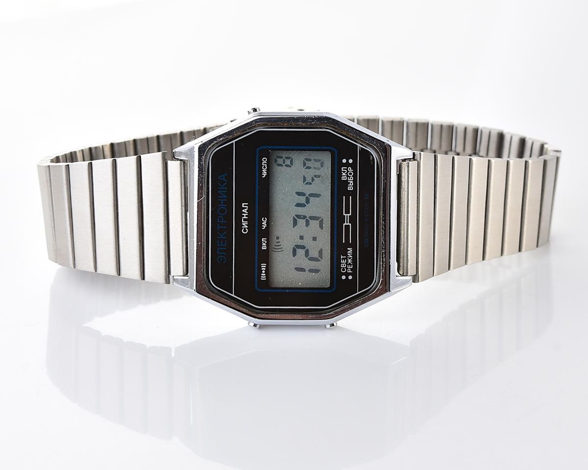Digital vintage USSR wristwatch Electronika-52 with new stainless steel bracelet