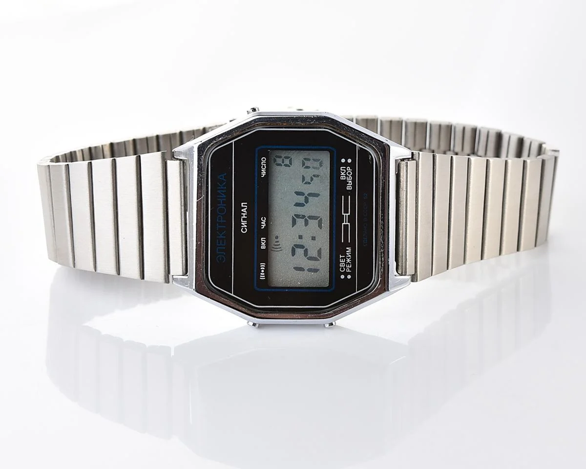 Digital vintage USSR wristwatch Electronika-52 with new stainless steel bracelet