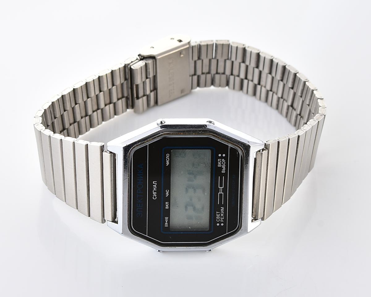 Digital vintage USSR wristwatch Electronika-52 with new stainless steel bracelet