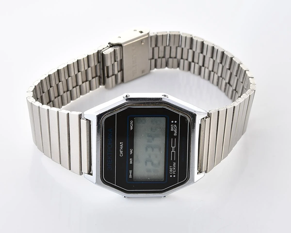 Digital vintage USSR wristwatch Electronika-52 with new stainless steel bracelet