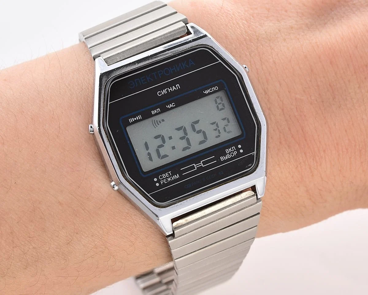 Digital vintage USSR wristwatch Electronika-52 with new stainless steel bracelet