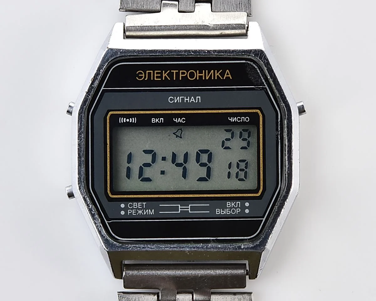 Digital vintage USSR wristwatch Electronika-52 with vintage stainless steel bracelet