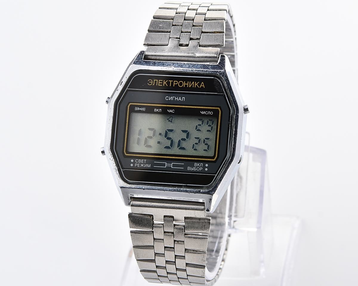 Digital vintage USSR wristwatch Electronika-52 with vintage stainless steel bracelet