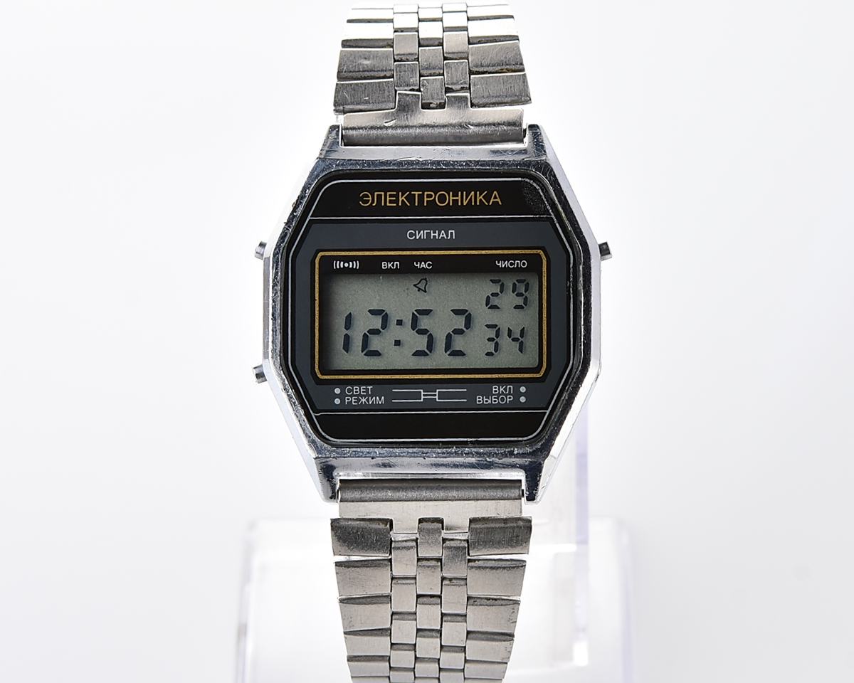 Digital vintage USSR wristwatch Electronika-52 with vintage stainless steel bracelet